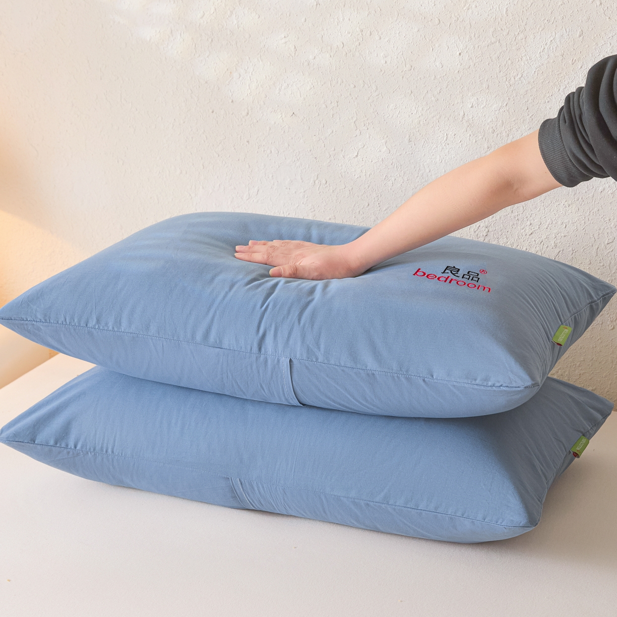 91家纺网 家纺一手货源 找家纺 芬晴家纺 2026新款条纹纯色良品刺绣枕套 纯色-雾蓝