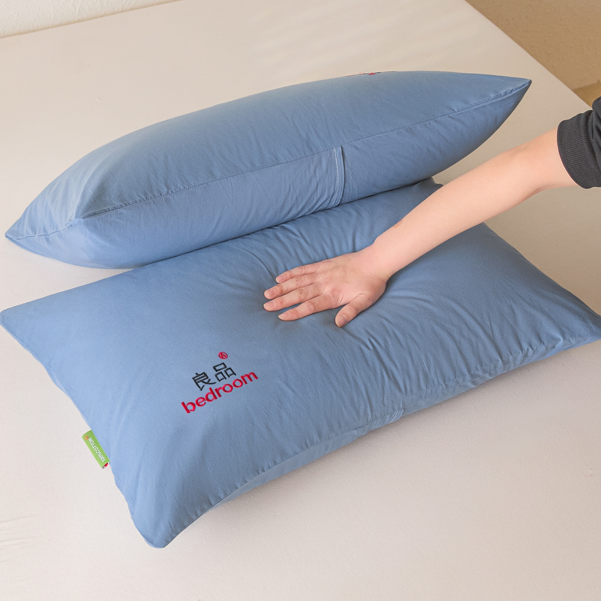 91家纺网 家纺一手货源 找家纺 芬晴家纺 2026新款条纹纯色良品刺绣枕套 纯色-雾蓝