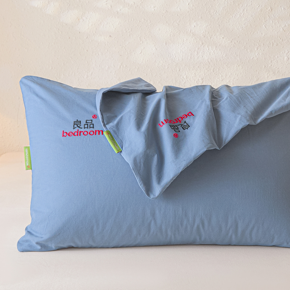 91家纺网 家纺一手货源 找家纺 芬晴家纺 2026新款条纹纯色良品刺绣枕套 纯色-雾蓝