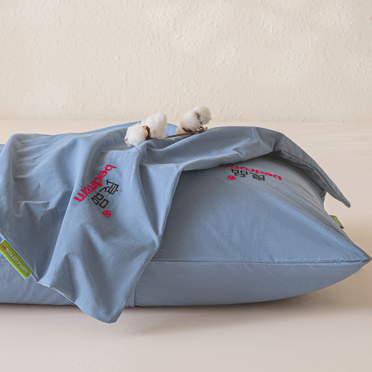 91家纺网 家纺一手货源 找家纺 芬晴家纺 2026新款条纹纯色良品刺绣枕套 纯色-雾蓝