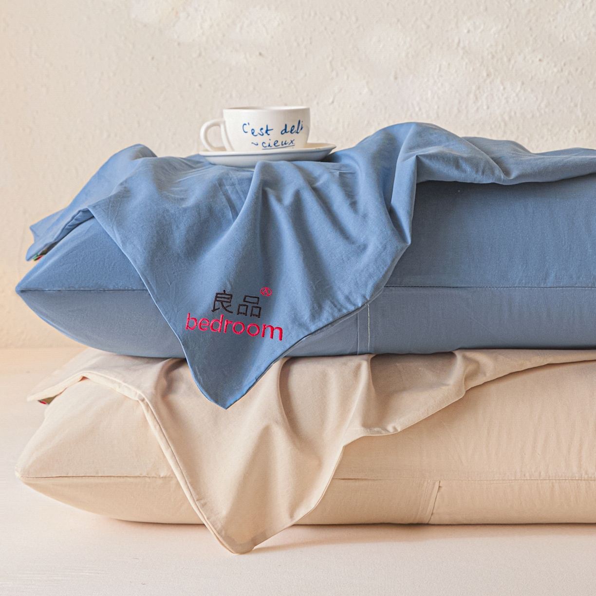 91家纺网 家纺一手货源 找家纺 芬晴家纺 2026新款条纹纯色良品刺绣枕套 纯色-雾蓝