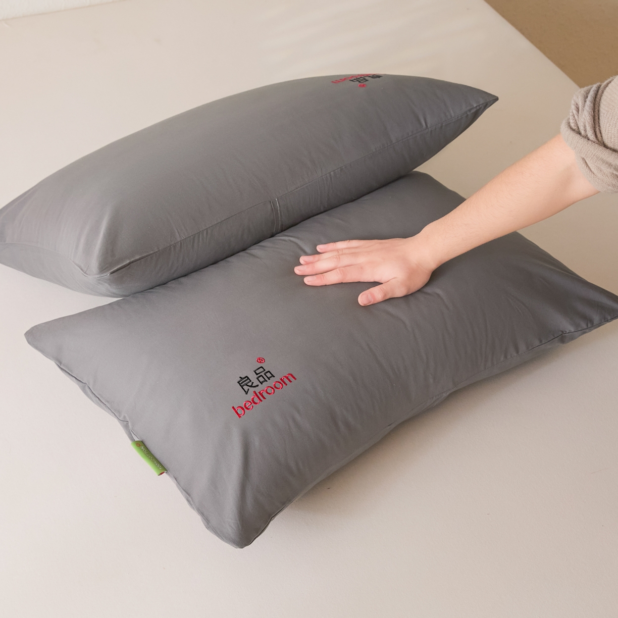 91家纺网 家纺一手货源 找家纺 芬晴家纺 2026新款条纹纯色良品刺绣枕套 纯色-岩灰