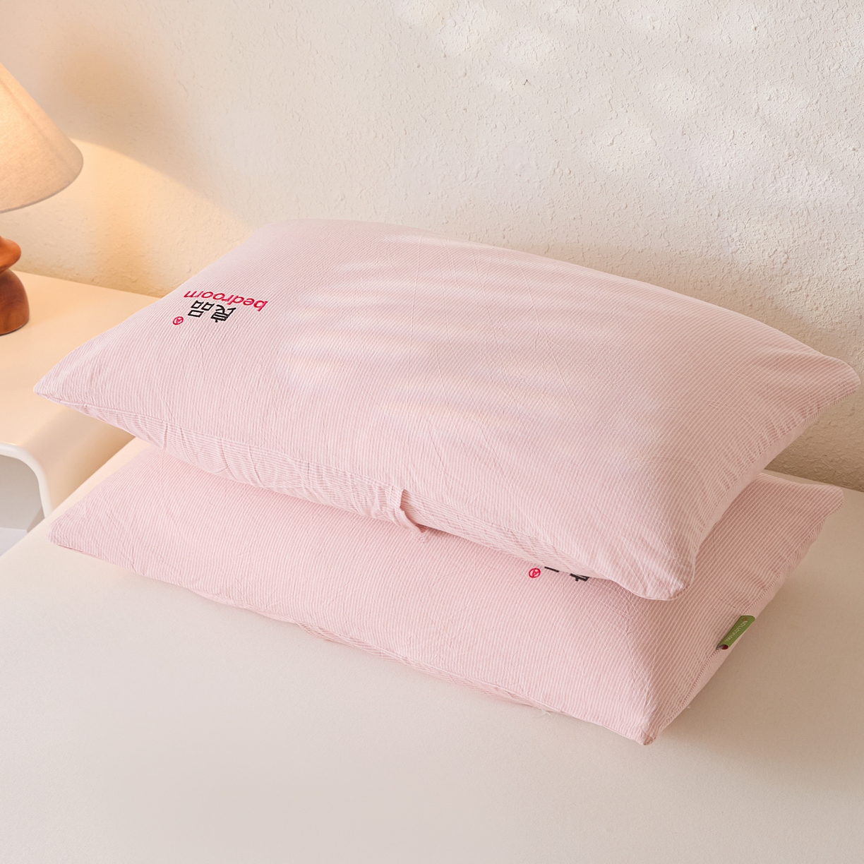 91家纺网 家纺一手货源 找家纺 芬晴家纺 2026新款条纹纯色良品刺绣枕套 条纹-豆沙