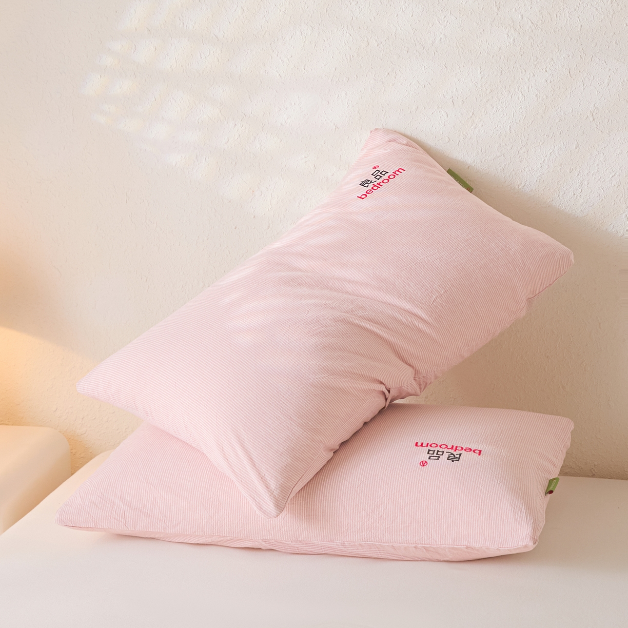 91家纺网 家纺一手货源 找家纺 芬晴家纺 2026新款条纹纯色良品刺绣枕套 条纹-豆沙