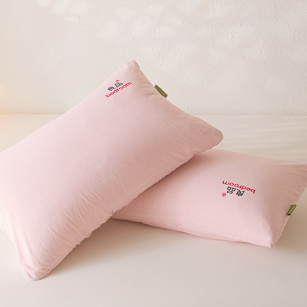 91家纺网 家纺一手货源 找家纺 芬晴家纺 2026新款条纹纯色良品刺绣枕套 条纹-豆沙