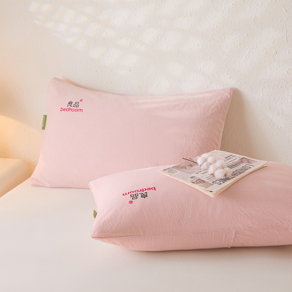 91家纺网 家纺一手货源 找家纺 芬晴家纺 2026新款条纹纯色良品刺绣枕套 条纹-豆沙