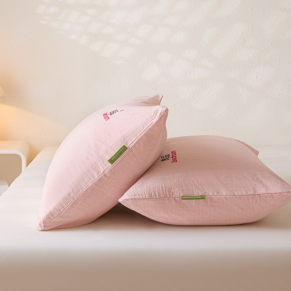 91家纺网 家纺一手货源 找家纺 芬晴家纺 2026新款条纹纯色良品刺绣枕套 条纹-豆沙