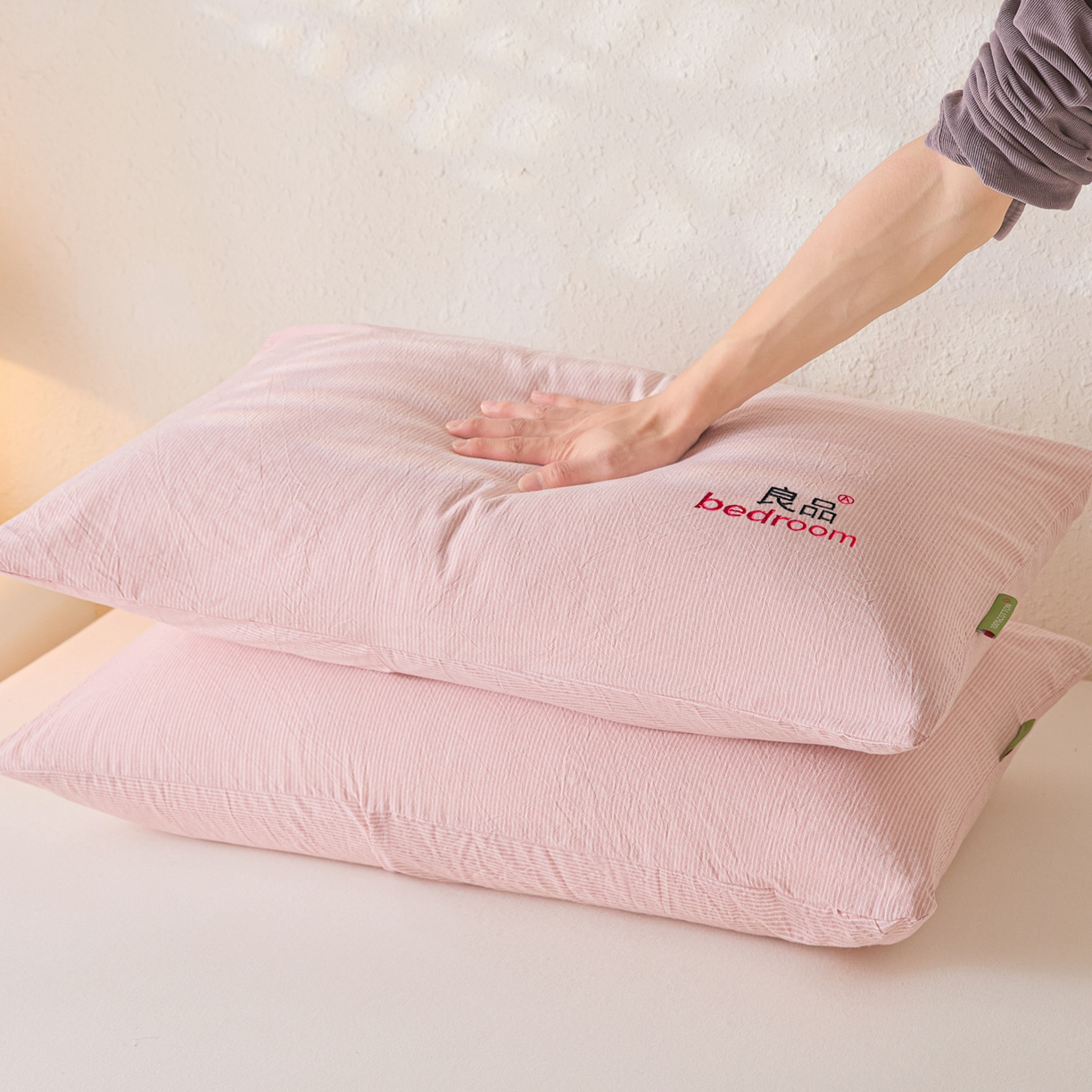 91家纺网 家纺一手货源 找家纺 芬晴家纺 2026新款条纹纯色良品刺绣枕套 条纹-豆沙