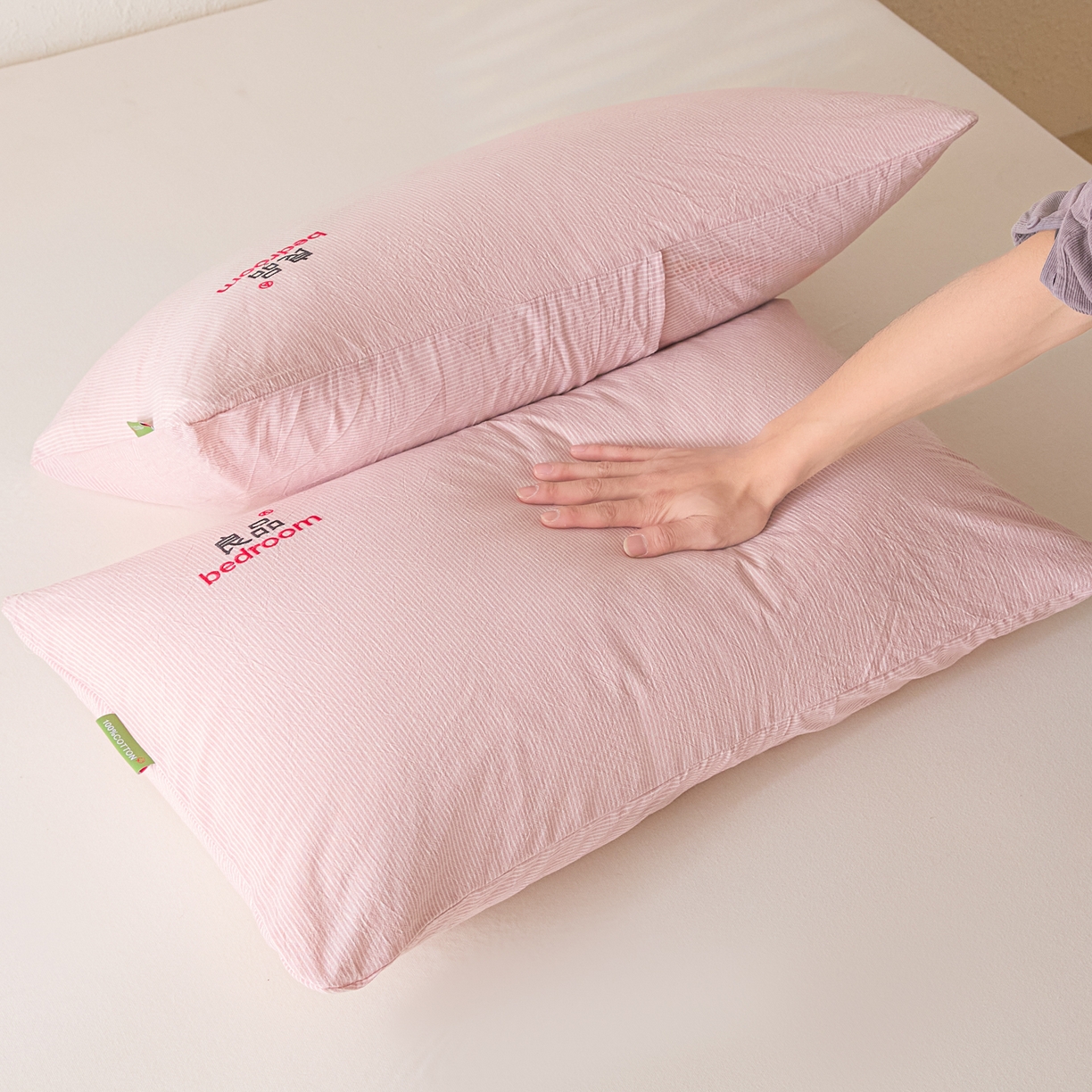 91家纺网 家纺一手货源 找家纺 芬晴家纺 2026新款条纹纯色良品刺绣枕套 条纹-豆沙