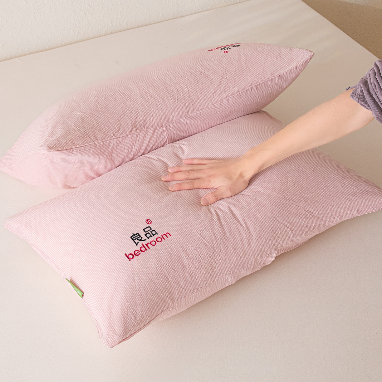 91家纺网 家纺一手货源 找家纺 芬晴家纺 2026新款条纹纯色良品刺绣枕套 条纹-豆沙