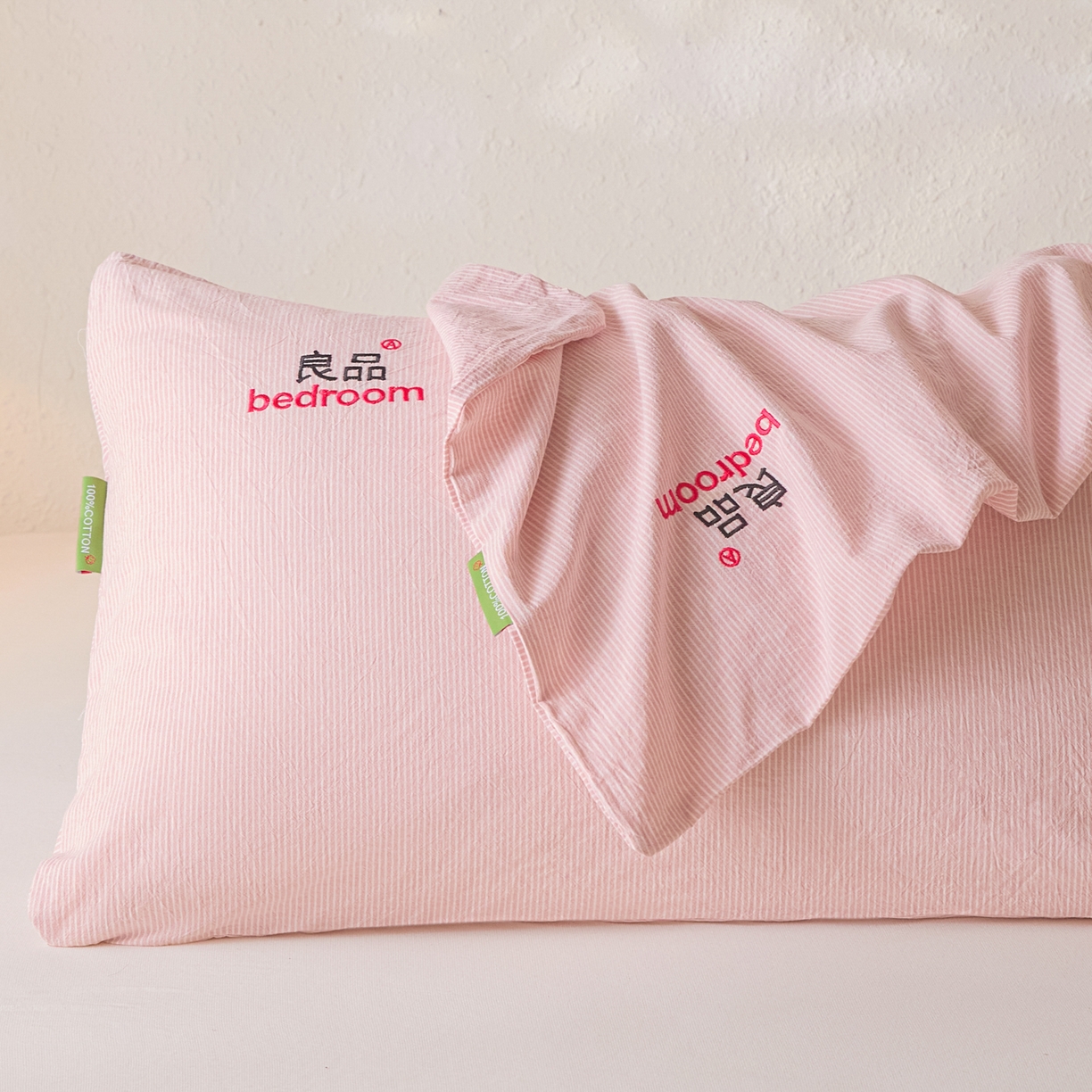 91家纺网 家纺一手货源 找家纺 芬晴家纺 2026新款条纹纯色良品刺绣枕套 条纹-豆沙