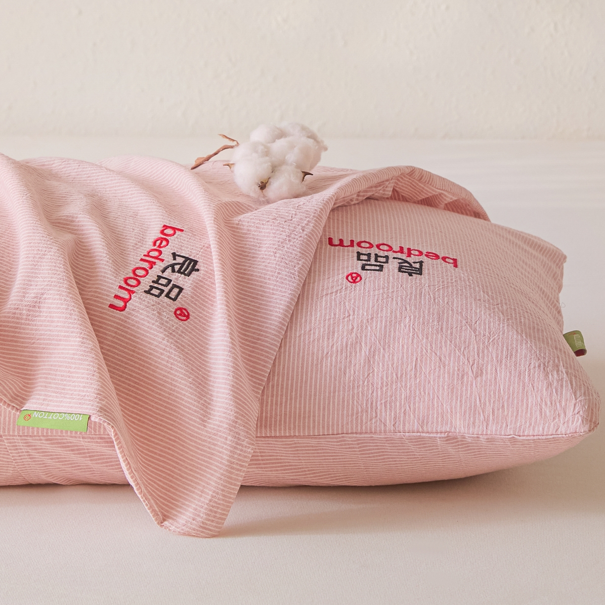 91家纺网 家纺一手货源 找家纺 芬晴家纺 2026新款条纹纯色良品刺绣枕套 条纹-豆沙