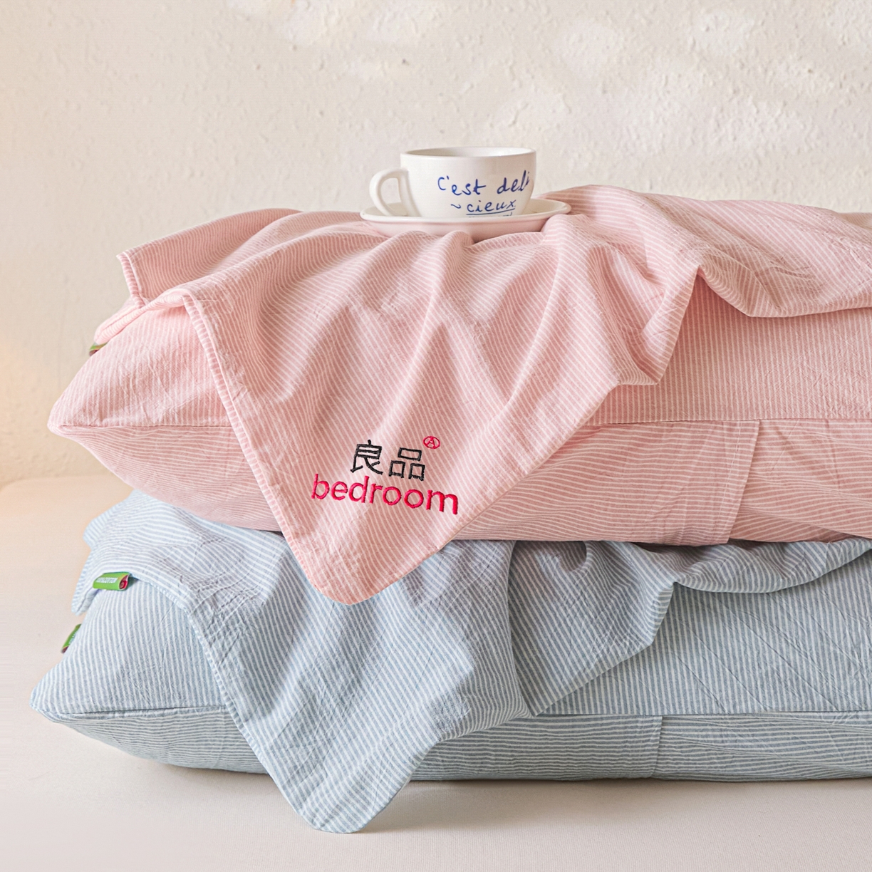 91家纺网 家纺一手货源 找家纺 芬晴家纺 2026新款条纹纯色良品刺绣枕套 条纹-豆沙