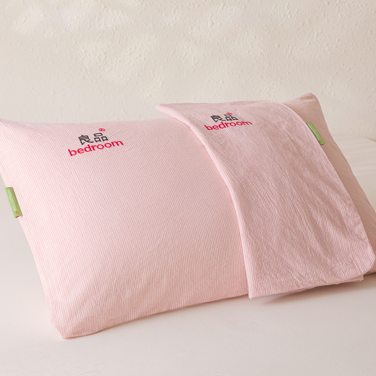 91家纺网 家纺一手货源 找家纺 芬晴家纺 2026新款条纹纯色良品刺绣枕套 条纹-豆沙