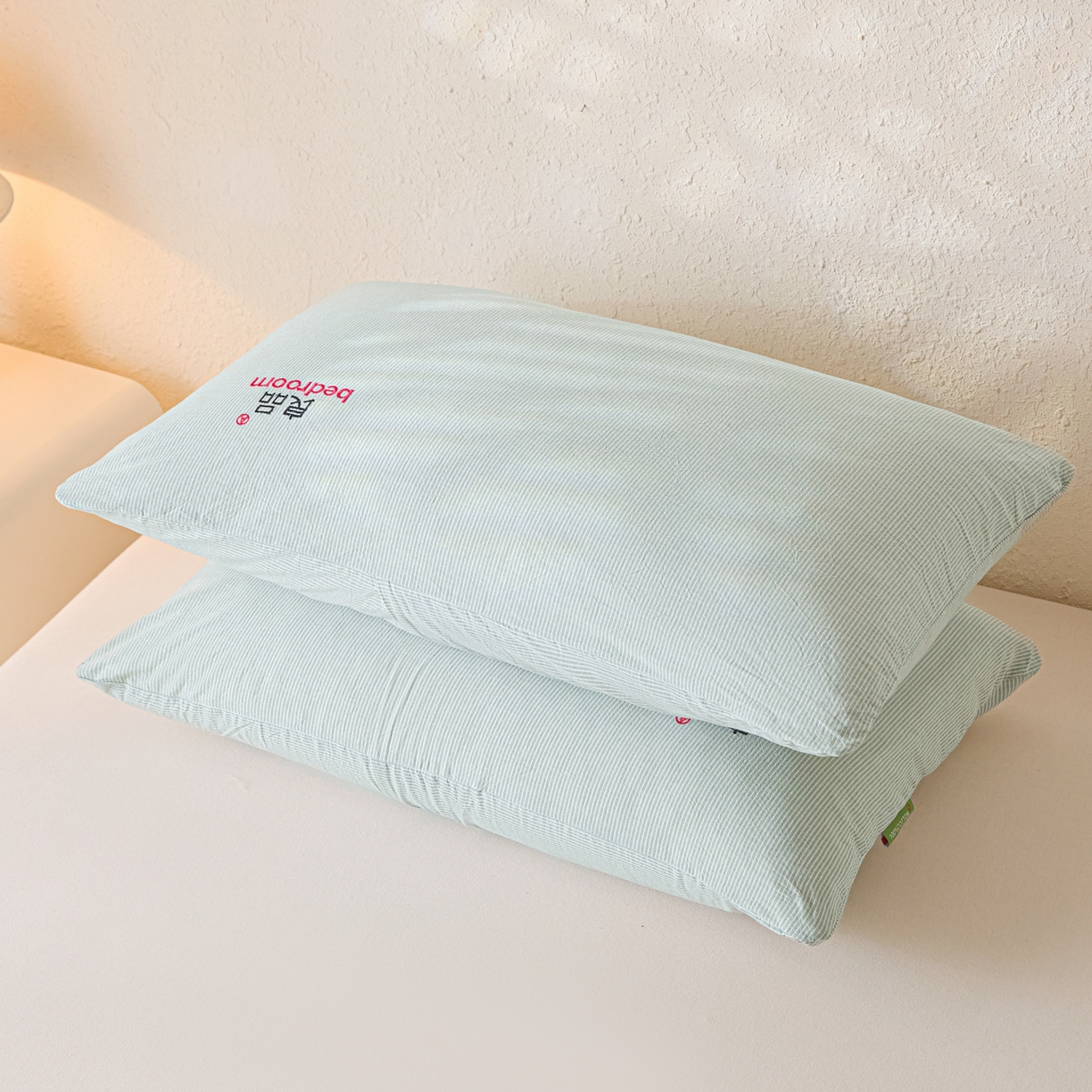 91家纺网 家纺一手货源 找家纺 芬晴家纺 2026新款条纹纯色良品刺绣枕套 条纹-果绿