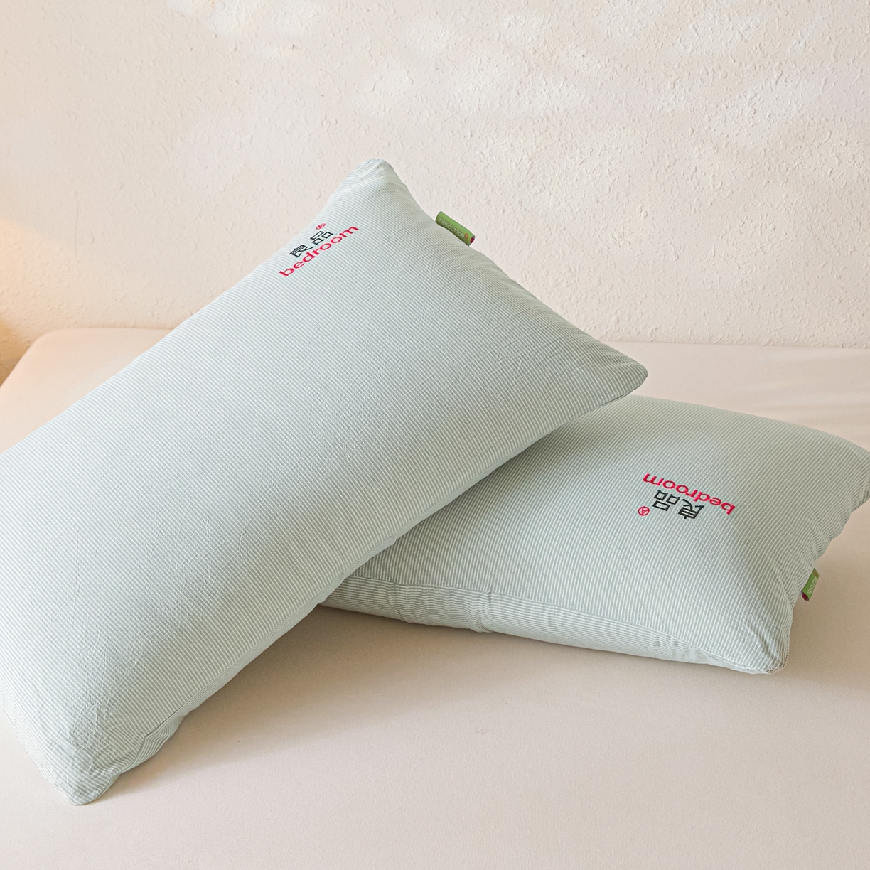 91家纺网 家纺一手货源 找家纺 芬晴家纺 2026新款条纹纯色良品刺绣枕套 条纹-果绿