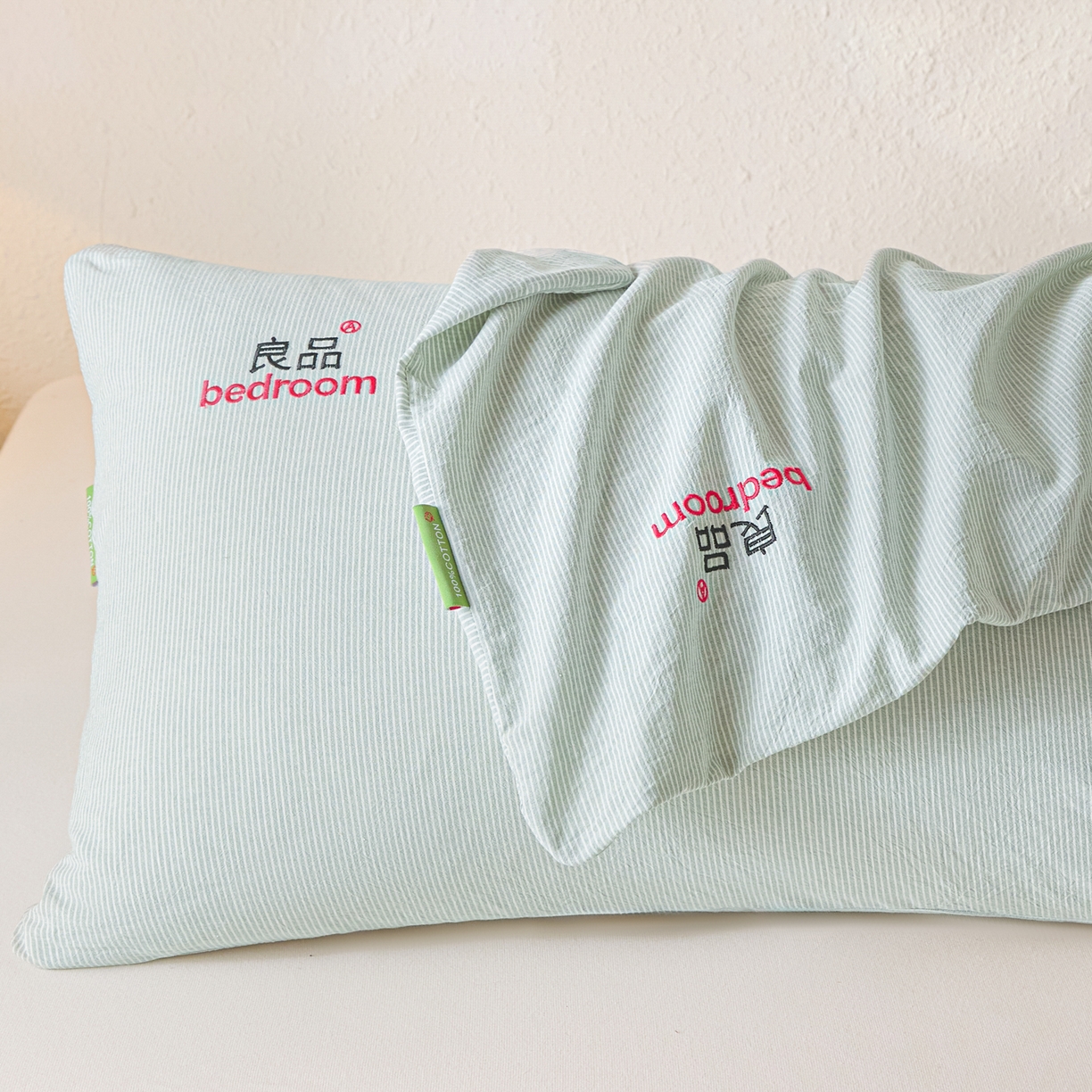91家纺网 家纺一手货源 找家纺 芬晴家纺 2026新款条纹纯色良品刺绣枕套 条纹-果绿