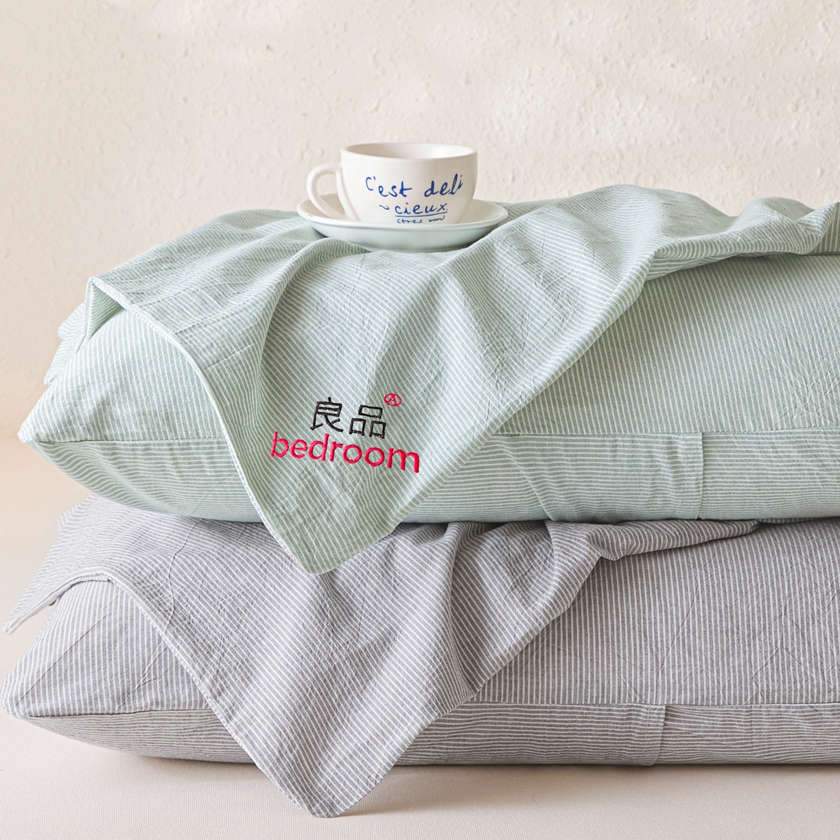 91家纺网 家纺一手货源 找家纺 芬晴家纺 2026新款条纹纯色良品刺绣枕套 条纹-果绿