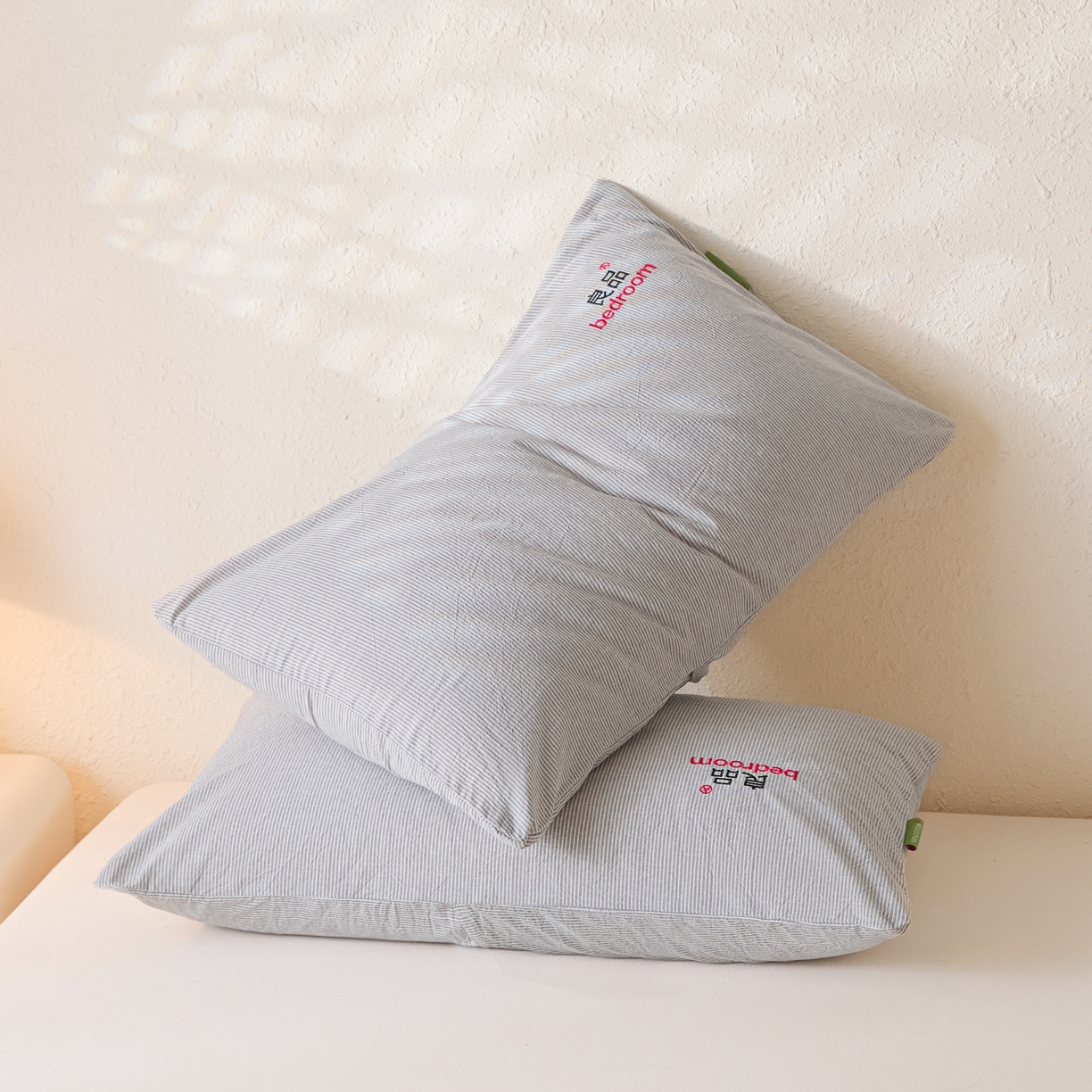 91家纺网 家纺一手货源 找家纺 芬晴家纺 2026新款条纹纯色良品刺绣枕套 条纹-灰