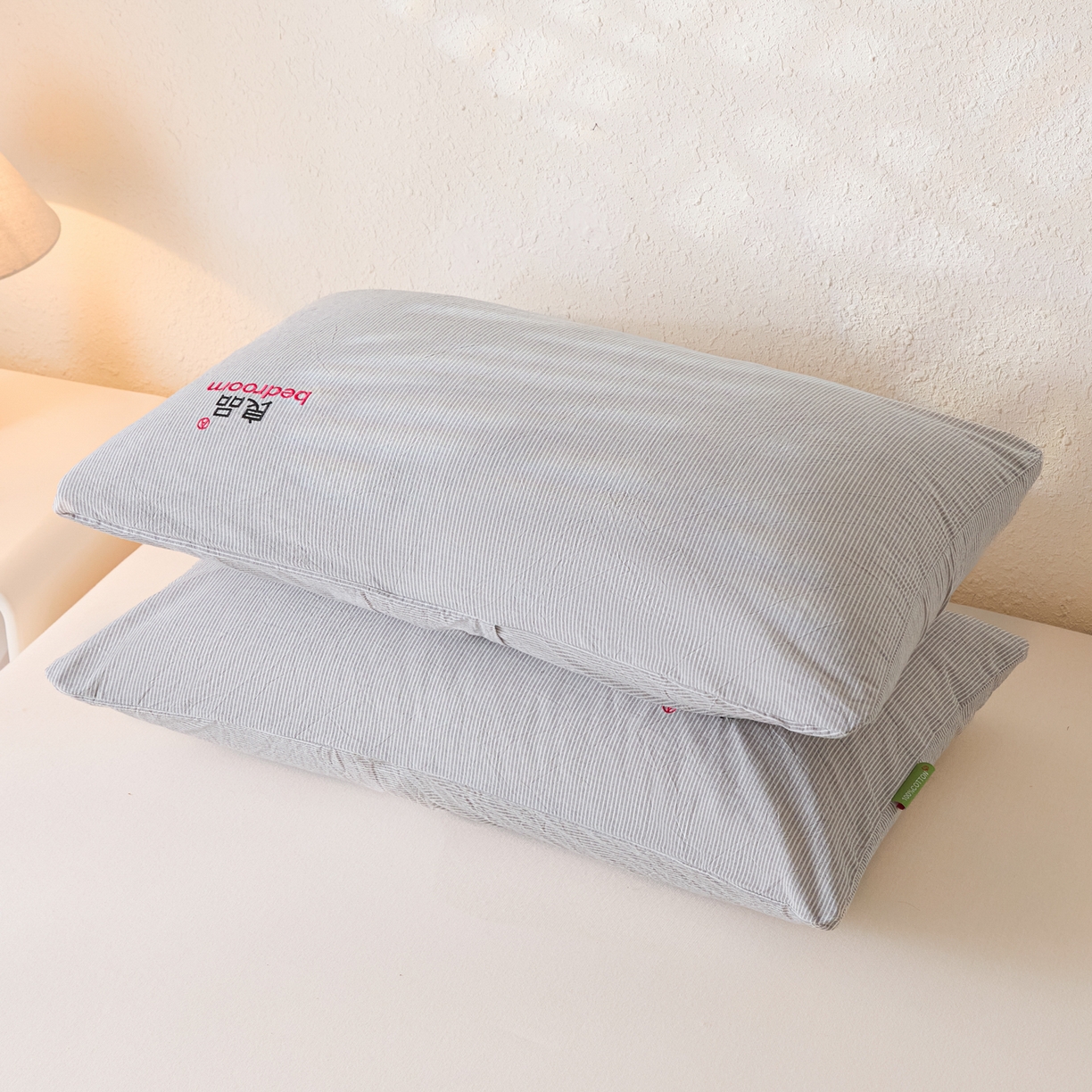 91家纺网 家纺一手货源 找家纺 芬晴家纺 2026新款条纹纯色良品刺绣枕套 条纹-灰