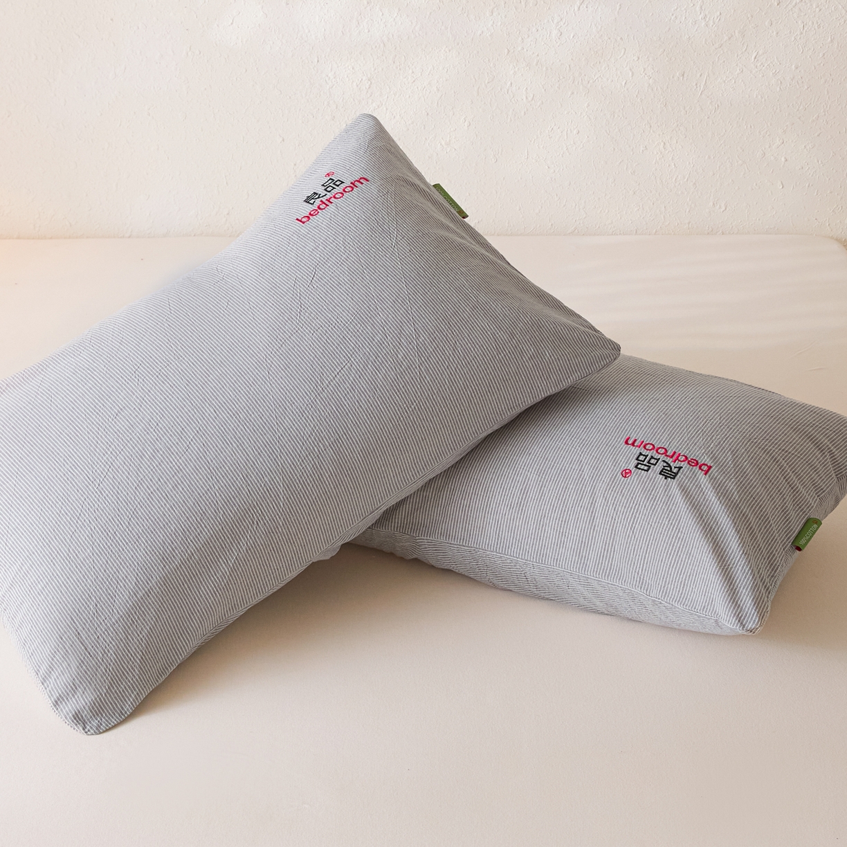 91家纺网 家纺一手货源 找家纺 芬晴家纺 2026新款条纹纯色良品刺绣枕套 条纹-灰