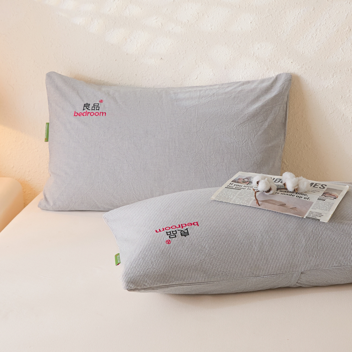 91家纺网 家纺一手货源 找家纺 芬晴家纺 2026新款条纹纯色良品刺绣枕套 条纹-灰