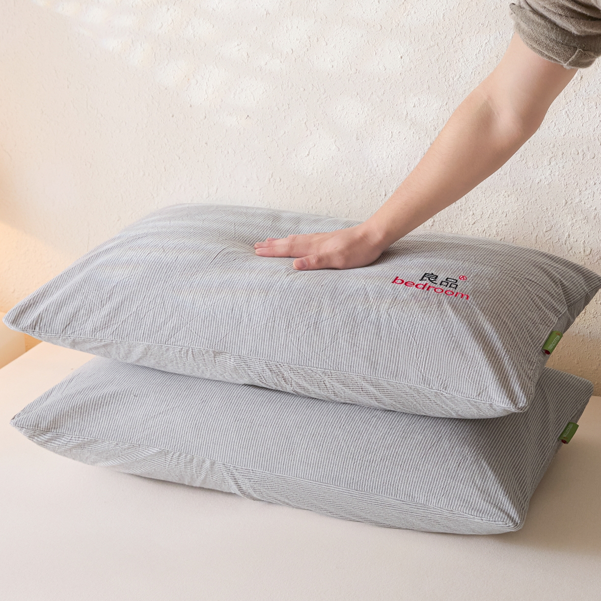 91家纺网 家纺一手货源 找家纺 芬晴家纺 2026新款条纹纯色良品刺绣枕套 条纹-灰