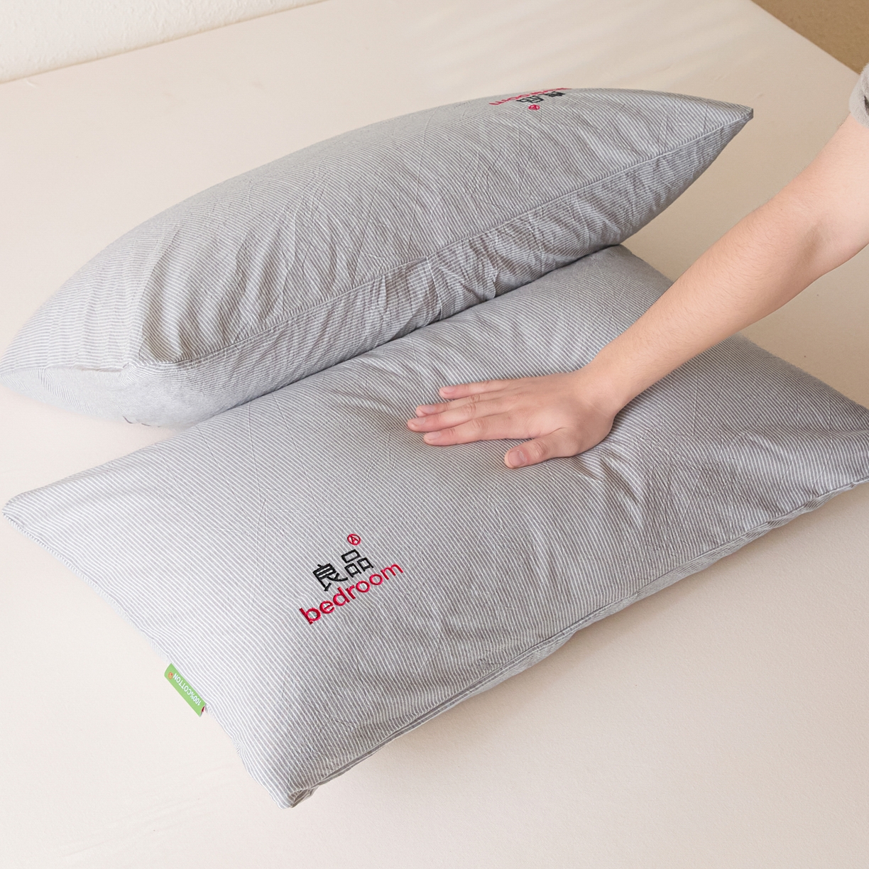 91家纺网 家纺一手货源 找家纺 芬晴家纺 2026新款条纹纯色良品刺绣枕套 条纹-灰