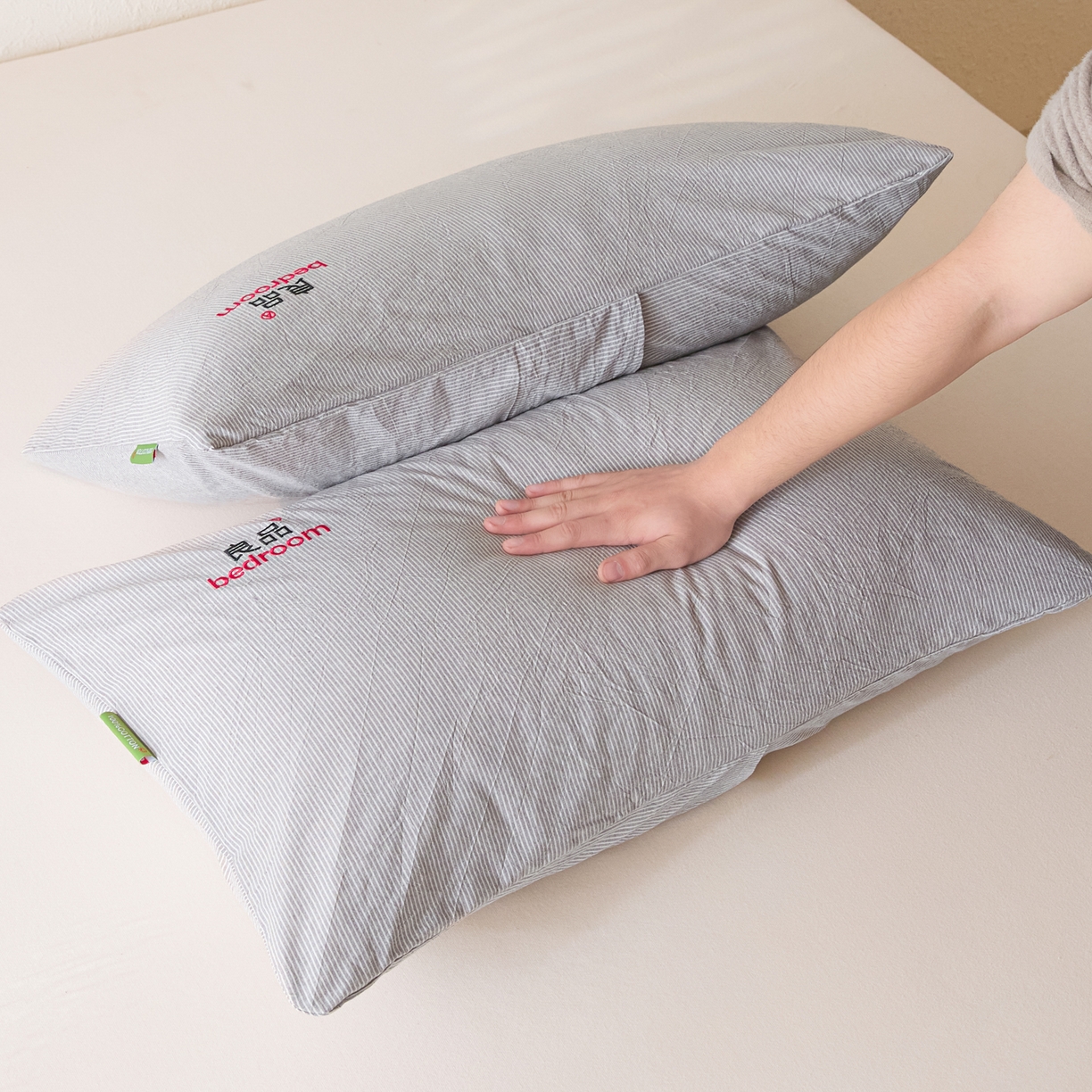 91家纺网 家纺一手货源 找家纺 芬晴家纺 2026新款条纹纯色良品刺绣枕套 条纹-灰