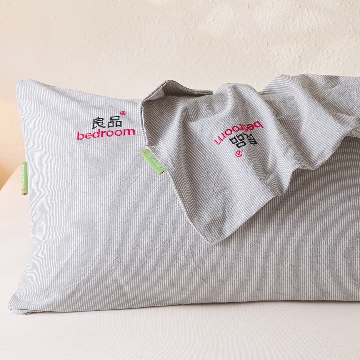 91家纺网 家纺一手货源 找家纺 芬晴家纺 2026新款条纹纯色良品刺绣枕套 条纹-灰