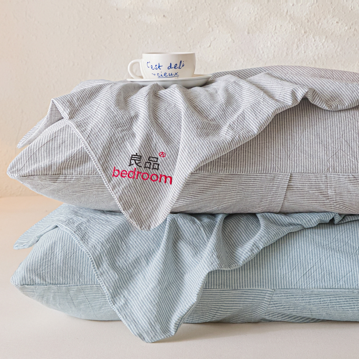 91家纺网 家纺一手货源 找家纺 芬晴家纺 2026新款条纹纯色良品刺绣枕套 条纹-灰