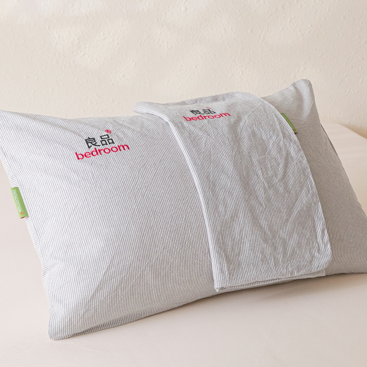 91家纺网 家纺一手货源 找家纺 芬晴家纺 2026新款条纹纯色良品刺绣枕套 条纹-灰