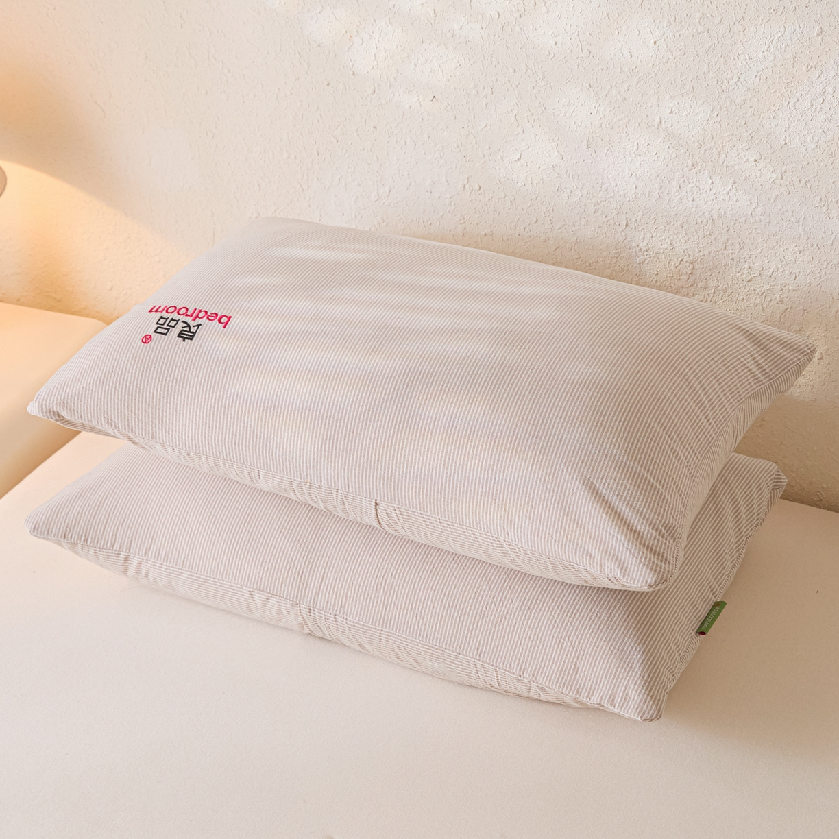 91家纺网 家纺一手货源 找家纺 芬晴家纺 2026新款条纹纯色良品刺绣枕套 条纹-咖