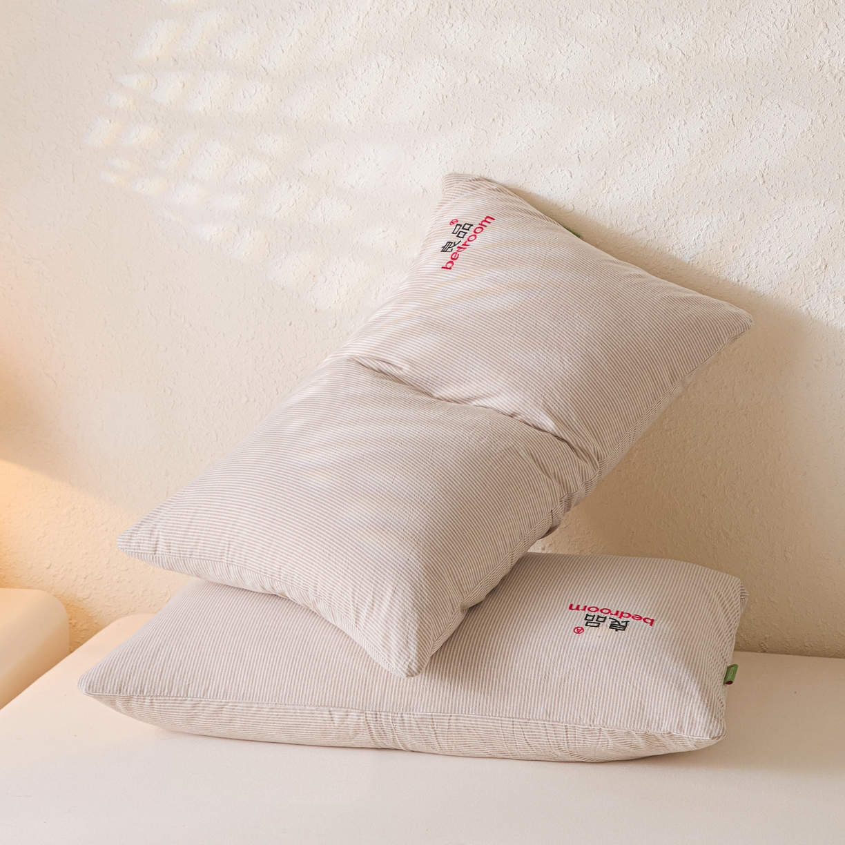 91家纺网 家纺一手货源 找家纺 芬晴家纺 2026新款条纹纯色良品刺绣枕套 条纹-咖