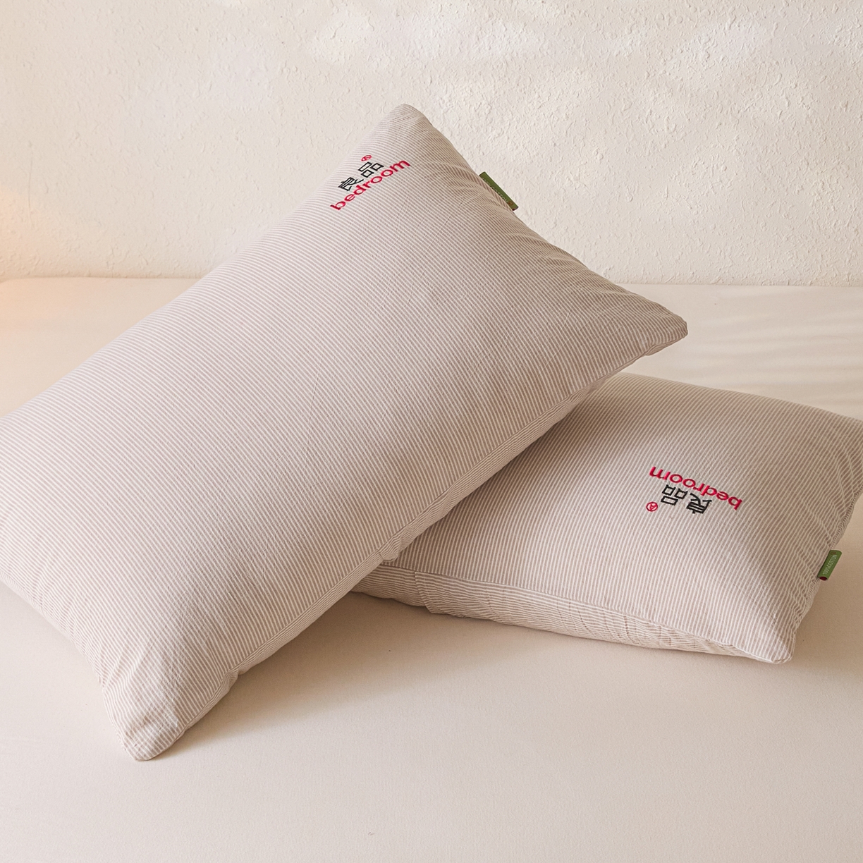 91家纺网 家纺一手货源 找家纺 芬晴家纺 2026新款条纹纯色良品刺绣枕套 条纹-咖