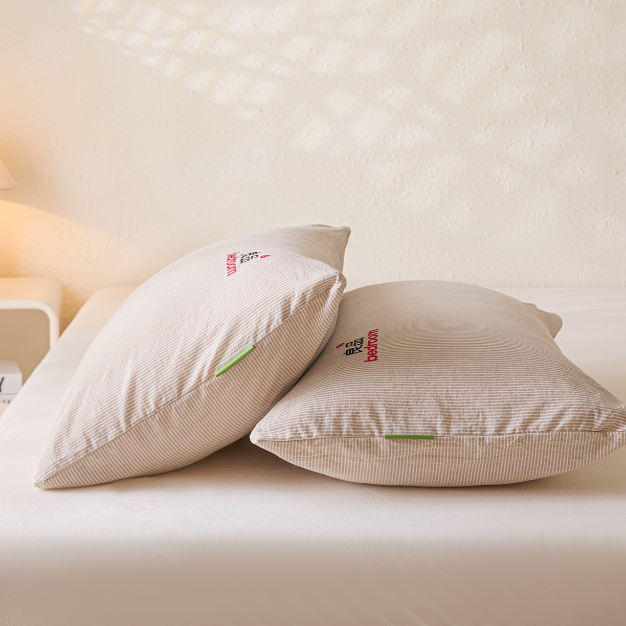 91家纺网 家纺一手货源 找家纺 芬晴家纺 2026新款条纹纯色良品刺绣枕套 条纹-咖