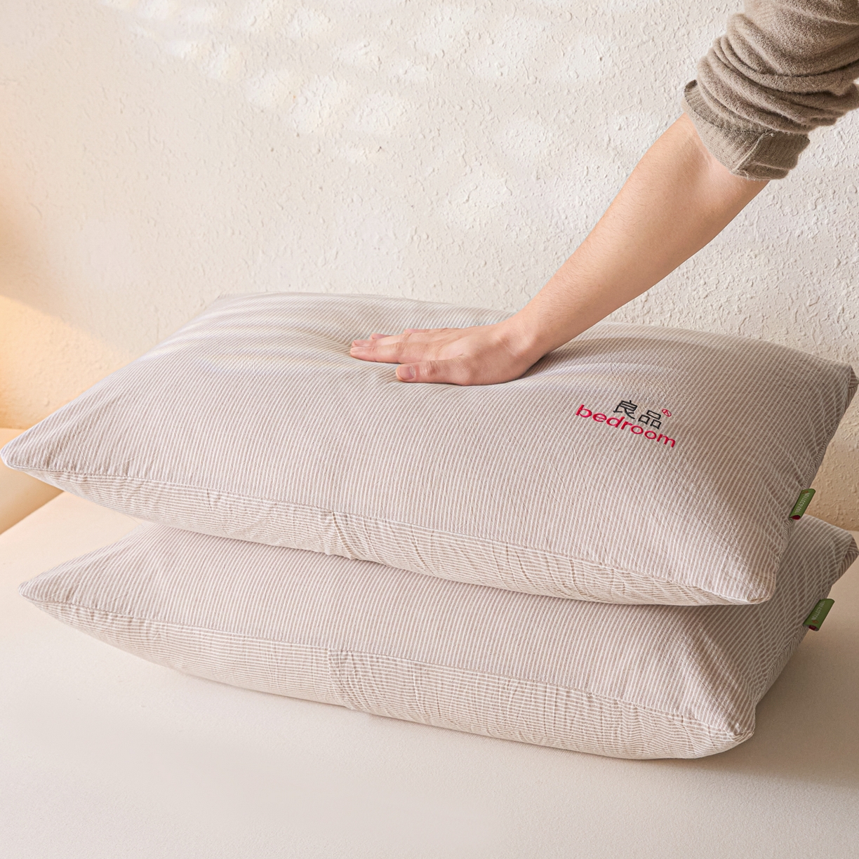 91家纺网 家纺一手货源 找家纺 芬晴家纺 2026新款条纹纯色良品刺绣枕套 条纹-咖