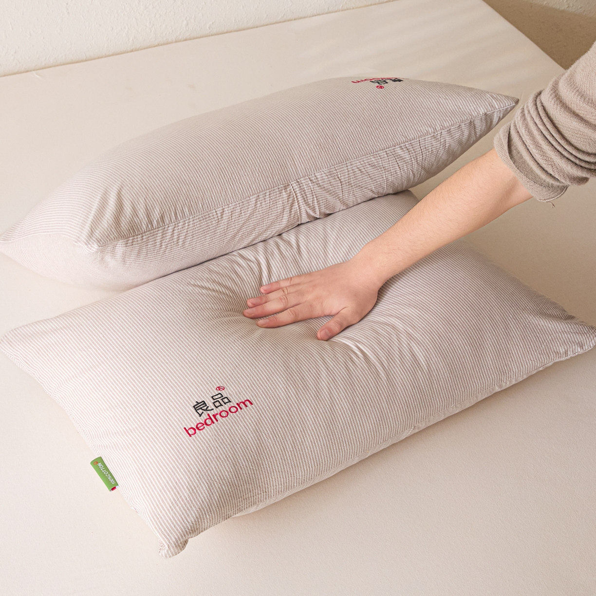 91家纺网 家纺一手货源 找家纺 芬晴家纺 2026新款条纹纯色良品刺绣枕套 条纹-咖