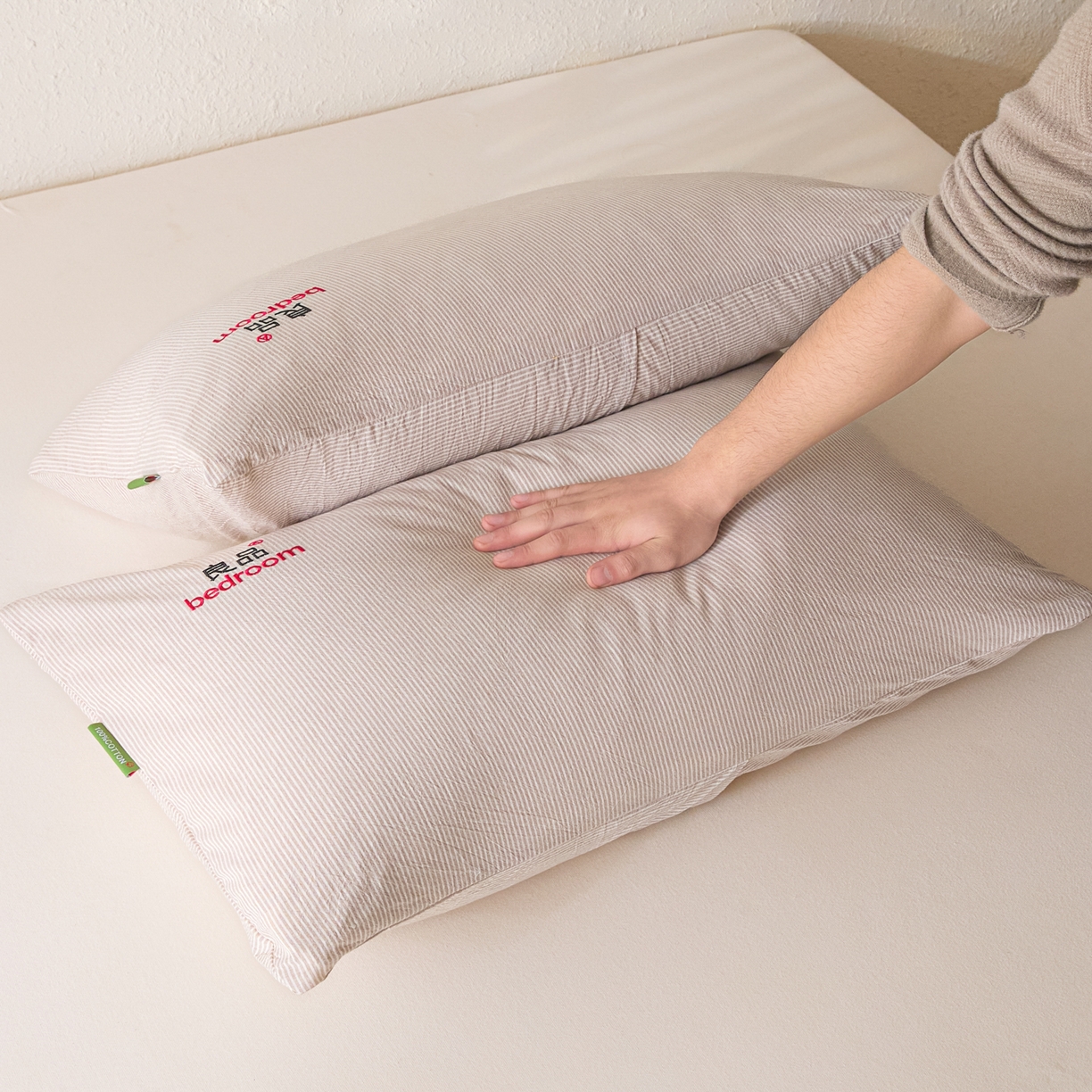 91家纺网 家纺一手货源 找家纺 芬晴家纺 2026新款条纹纯色良品刺绣枕套 条纹-咖