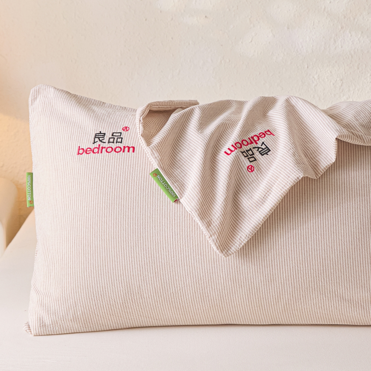 91家纺网 家纺一手货源 找家纺 芬晴家纺 2026新款条纹纯色良品刺绣枕套 条纹-咖