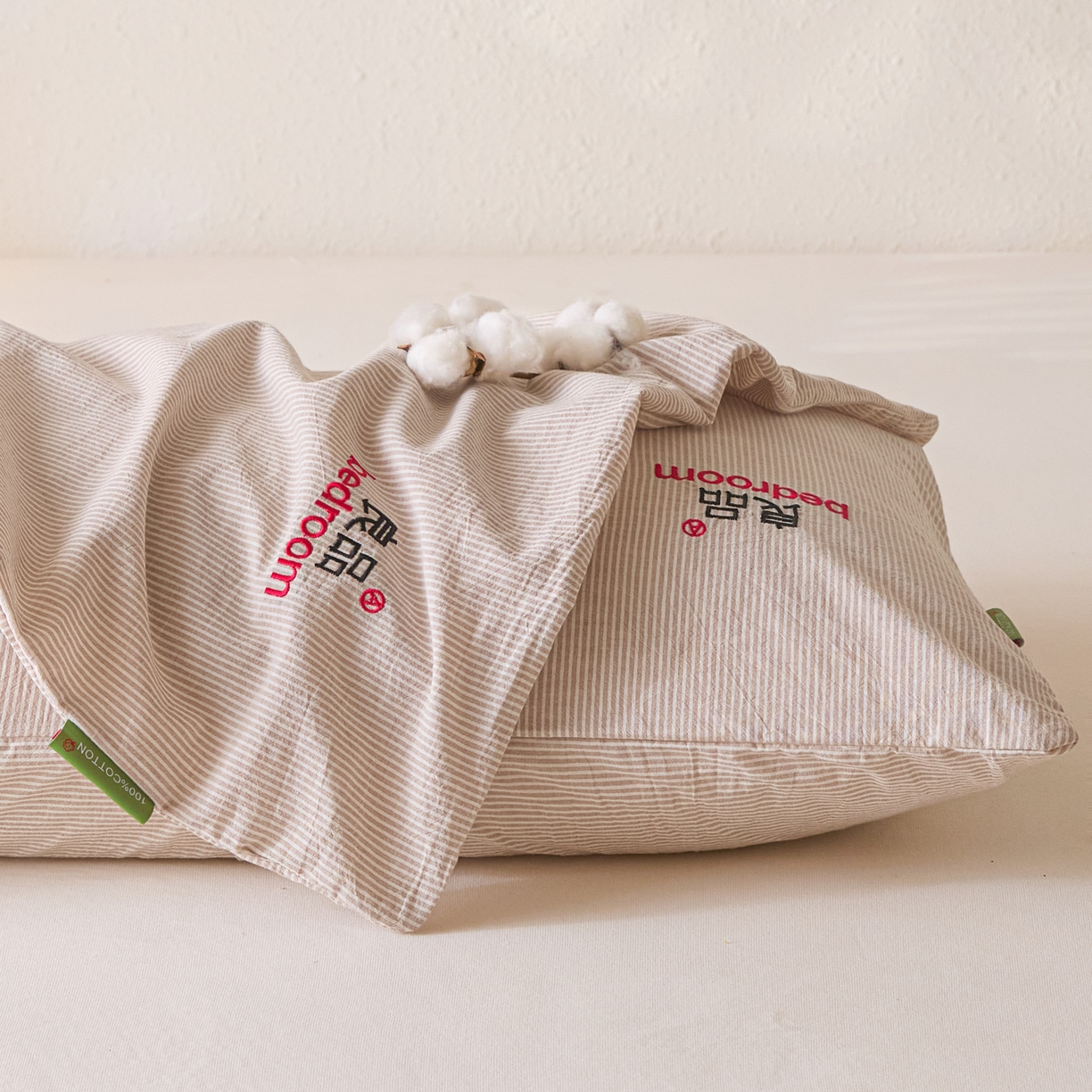 91家纺网 家纺一手货源 找家纺 芬晴家纺 2026新款条纹纯色良品刺绣枕套 条纹-咖