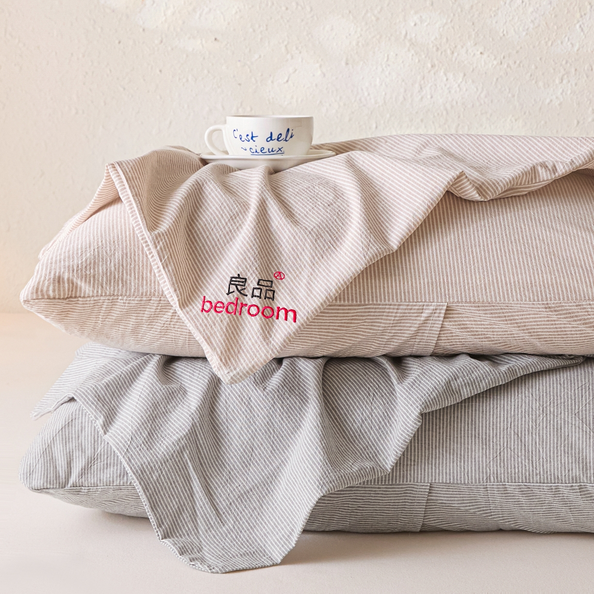 91家纺网 家纺一手货源 找家纺 芬晴家纺 2026新款条纹纯色良品刺绣枕套 条纹-咖