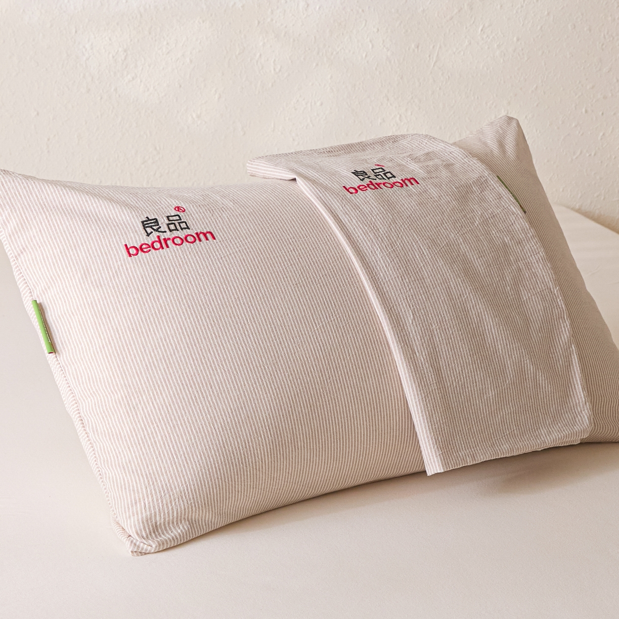 91家纺网 家纺一手货源 找家纺 芬晴家纺 2026新款条纹纯色良品刺绣枕套 条纹-咖