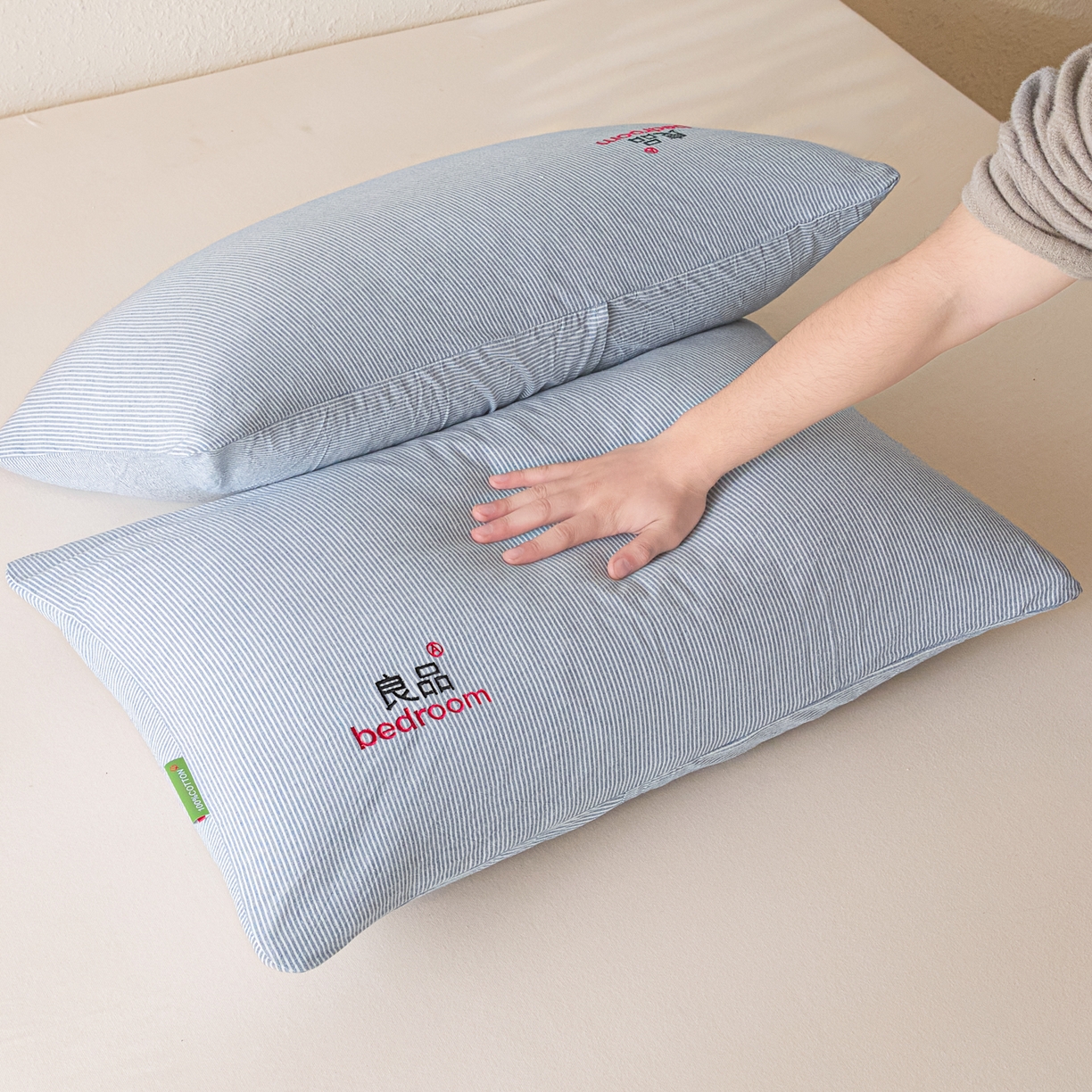 91家纺网 家纺一手货源 找家纺 芬晴家纺 2026新款条纹纯色良品刺绣枕套 条纹-牛仔蓝