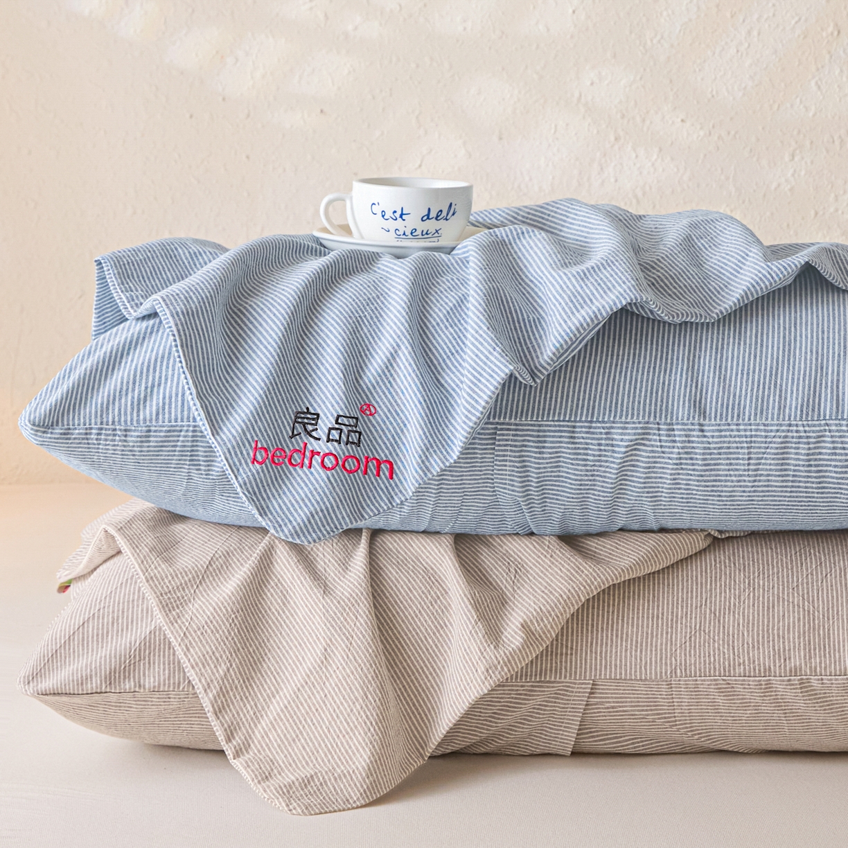 91家纺网 家纺一手货源 找家纺 芬晴家纺 2026新款条纹纯色良品刺绣枕套 条纹-牛仔蓝