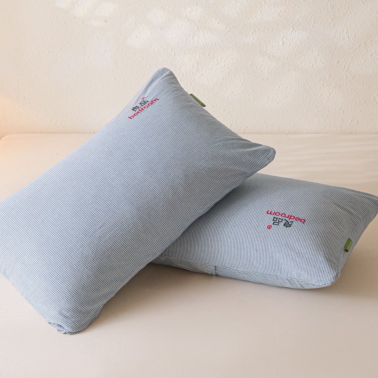 91家纺网 家纺一手货源 找家纺 芬晴家纺 2026新款条纹纯色良品刺绣枕套 条纹-牛仔蓝