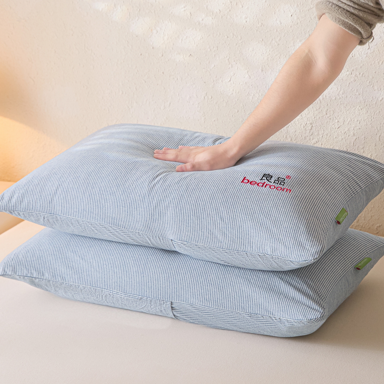 91家纺网 家纺一手货源 找家纺 芬晴家纺 2026新款条纹纯色良品刺绣枕套 条纹-牛仔蓝