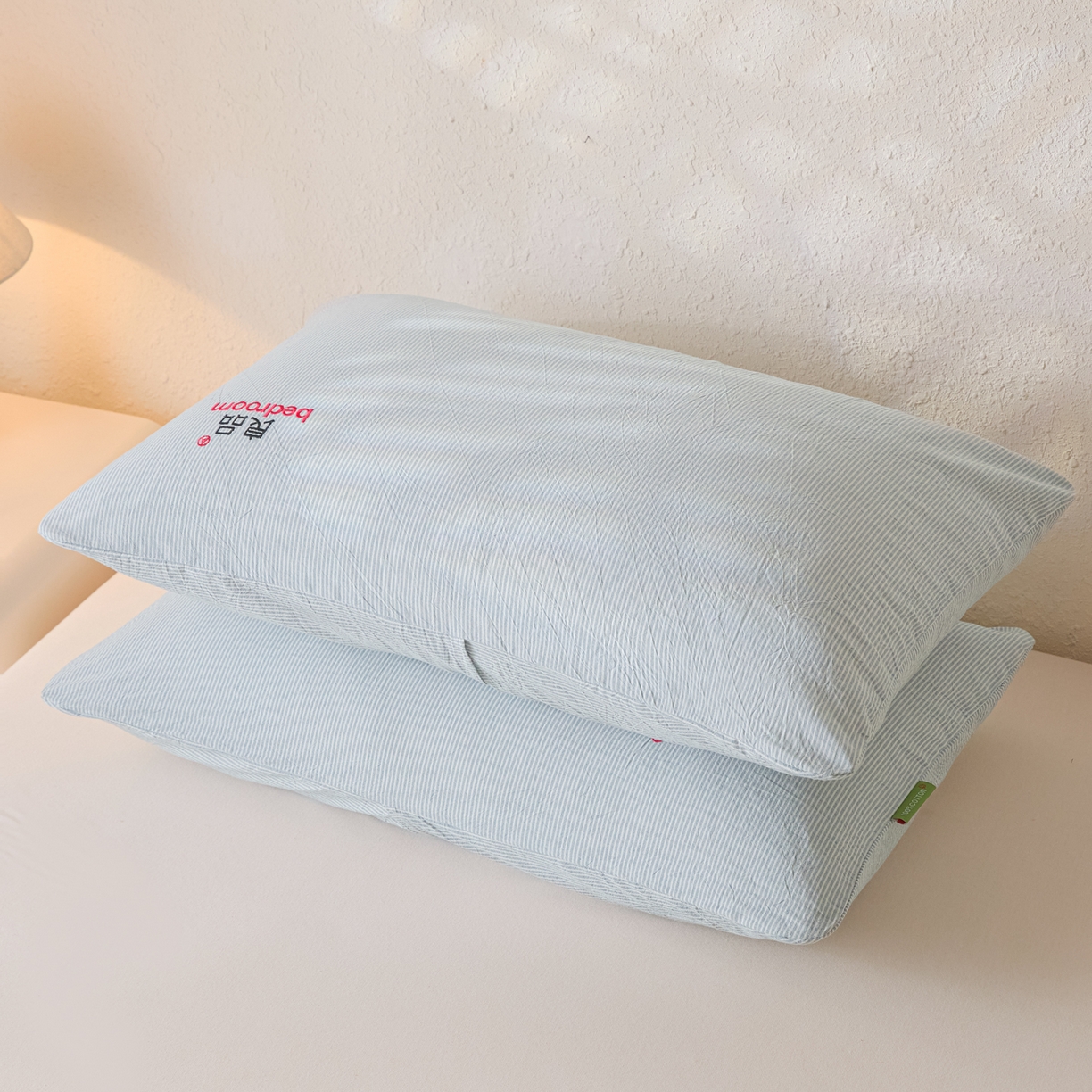 91家纺网 家纺一手货源 找家纺 芬晴家纺 2026新款条纹纯色良品刺绣枕套 条纹-雾霾蓝