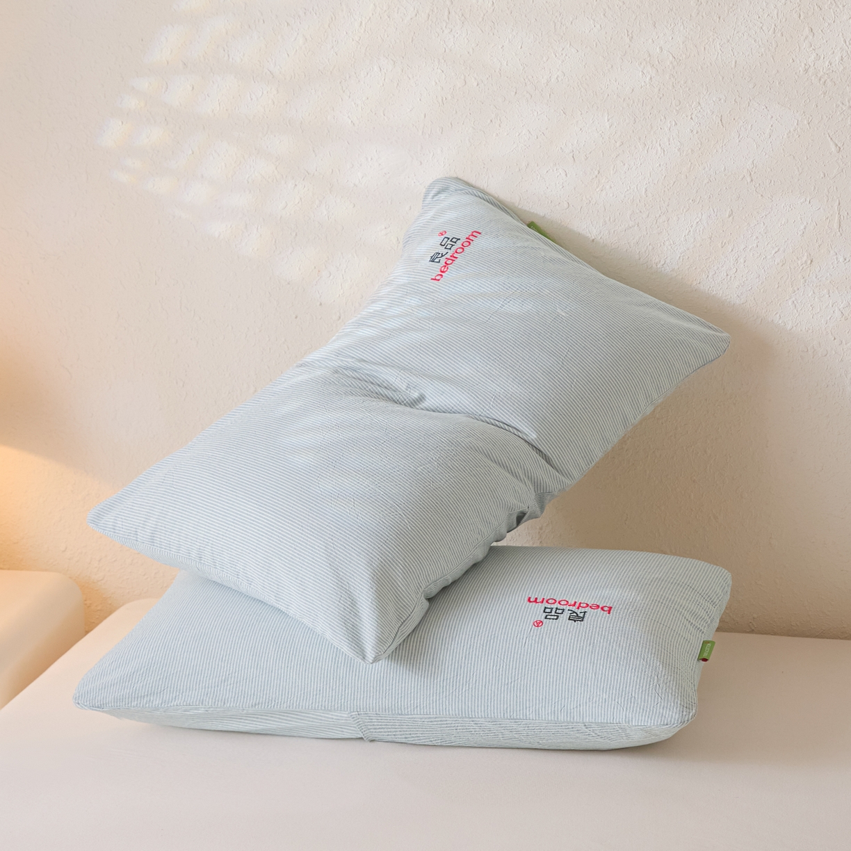 91家纺网 家纺一手货源 找家纺 芬晴家纺 2026新款条纹纯色良品刺绣枕套 条纹-雾霾蓝