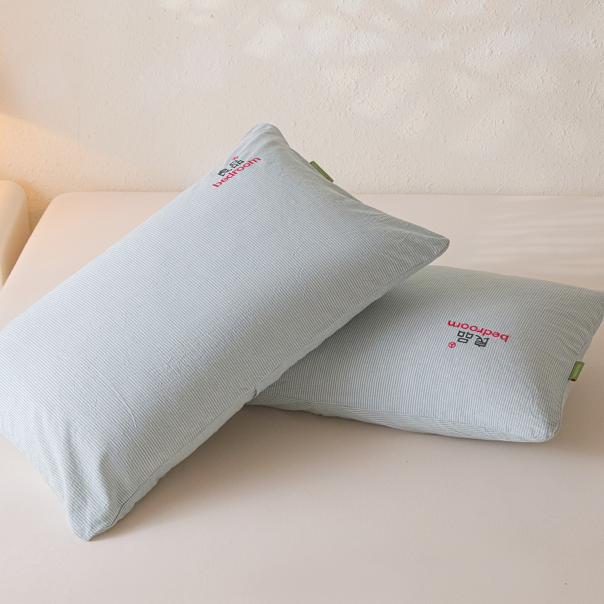 91家纺网 家纺一手货源 找家纺 芬晴家纺 2026新款条纹纯色良品刺绣枕套 条纹-雾霾蓝